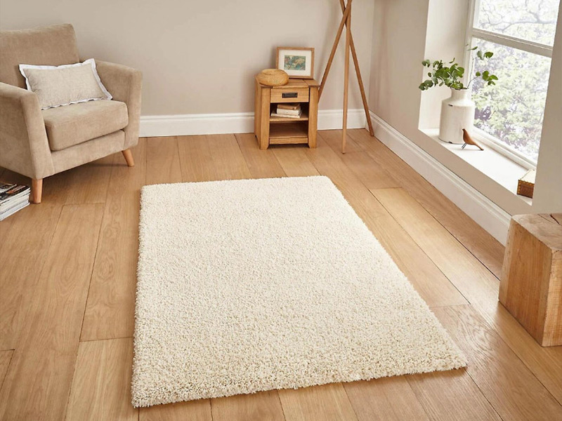 Бежевый ковер расширяет комнату